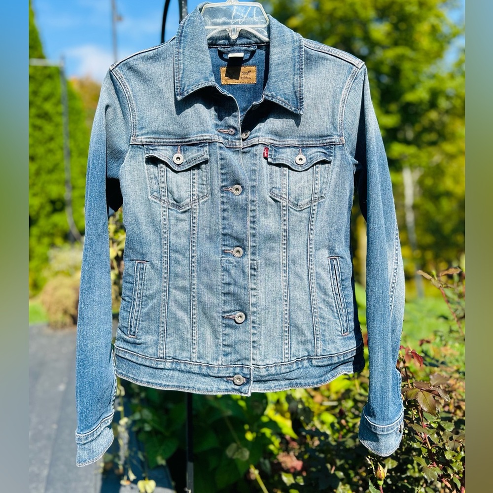 Levi’s Women’s Jean Jacket | Medium Wash | Size Medium